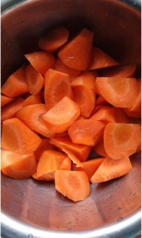 胡萝卜洗净切成块状备用