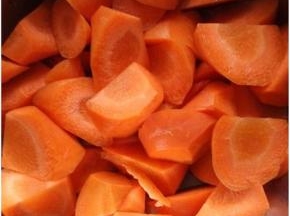 胡萝卜洗净切成块状备用