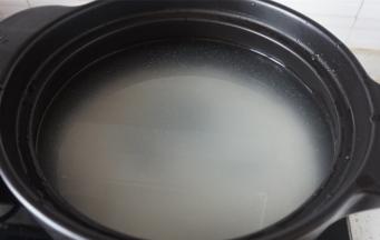 砂锅内放水烧开，放入小米，小火熬煮20分钟