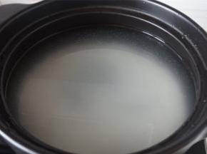 砂锅内放水烧开，放入小米，小火熬煮20分钟
