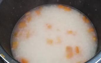 放入胡萝卜块，熬煮15分钟