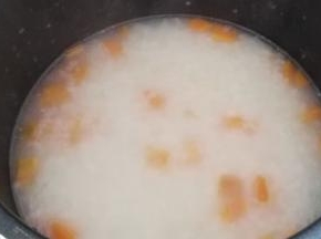 放入胡萝卜块，熬煮15分钟