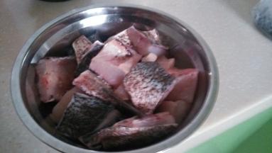 鲢鱼洗净控水，切成小片