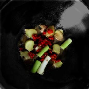 锅中热油，放入切好的蒜瓣，红椒，姜片，葱段以及豆豉酱，青花椒炒香