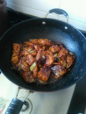 放入鲢鱼肉快速翻炒，炒1分钟颙加适量清水大火煮开，放入适量的卤水汁，糖，白酒，煮开后小火焖半个小时