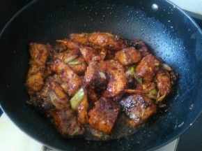 放入鲢鱼肉快速翻炒，炒1分钟颙加适量清水大火煮开，放入适量的卤水汁，糖，白酒，煮开后小火焖半个小时