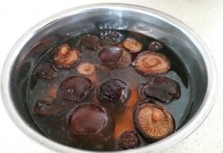 干香菇用水泡发