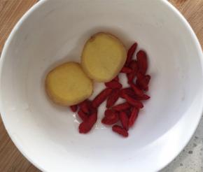 准备好枸杞和姜片