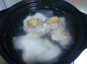 砂锅放冷水，放入鸡和姜片，大火煮开