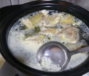 撇去血沫，去掉血沫之后捞出冲洗干净