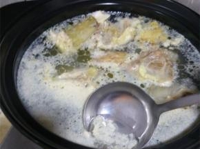 撇去血沫，去掉血沫之后捞出冲洗干净