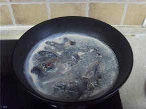 乌鸡洗净、去除内脏，切成小块，烧一锅开水，把切好的乌鸡用开水焯一下，撇去血水