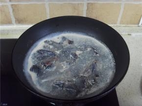 乌鸡洗净、去除内脏，切成小块，烧一锅开水，把切好的乌鸡用开水焯一下，撇去血水