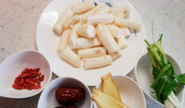 铁棍山药去皮切段，枸杞、红枣洗净；生姜切片，小葱洗净拧成结，备好所有配料