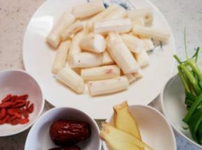 铁棍山药去皮切段，枸杞、红枣洗净；生姜切片，小葱洗净拧成结，备好所有配料