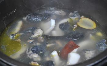 将所有食材放进高压锅，加大半锅清水、1勺料酒，盖上锅盖炖20分钟