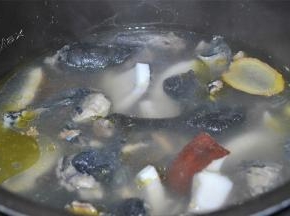 将所有食材放进高压锅，加大半锅清水、1勺料酒，盖上锅盖炖20分钟