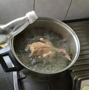 鸽子冷水下锅飞水，加料酒和姜片煮开，撇去血沫
