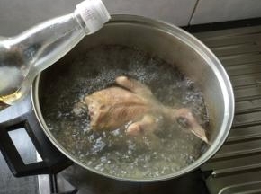 鸽子冷水下锅飞水，加料酒和姜片煮开，撇去血沫