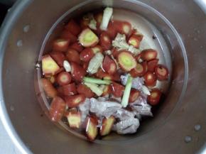 鸡肉切块，冷水浸泡去血水，胡萝卜洗净后切块，把鸡肉、胡萝卜块、姜块、葱段、蒜瓣和花椒放入高压锅中，放上适量食盐，盖盖大火煮