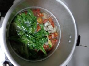 煮熟后起盖，把洗好的莴笋叶放入锅中，大火煮熟