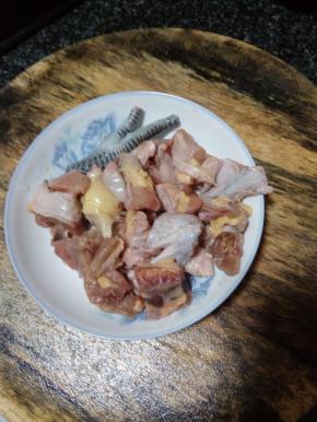 鸡肉洗干净斩块