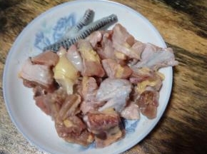 鸡肉洗干净斩块