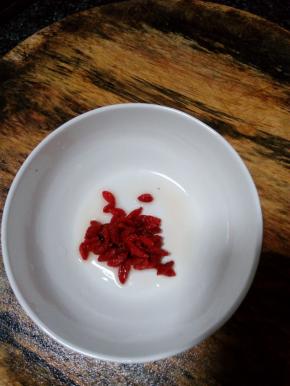 枸杞洗干净备用