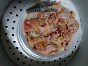 将枸杞、姜末、料酒、米酒、食盐倒入鸡肉中，用手抓匀腌制5-10分钟