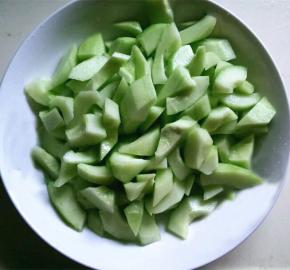黄瓜洗净去皮切成块状备用