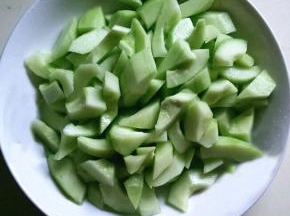 黄瓜洗净去皮切成块状备用