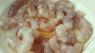 虾仁洗净加入料酒，白胡椒粉腌制15分钟