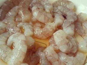 虾仁洗净加入料酒，白胡椒粉腌制15分钟