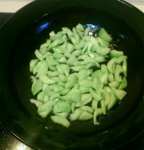 锅内放少许的油，油热之后放入黄瓜煸炒至半透明