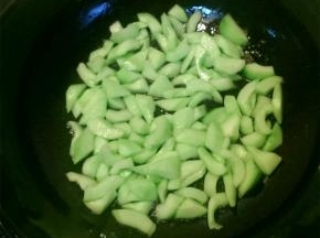 锅内放少许的油，油热之后放入黄瓜煸炒至半透明