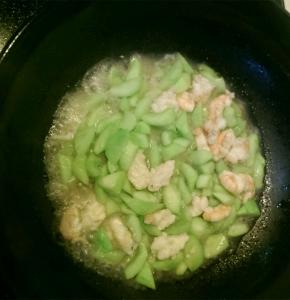 锅内倒入适量的清水，大火煮至收汁