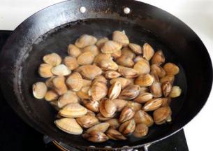 提前将蛤蜊浸泡一天，将蛤蜊中的细沙吐净