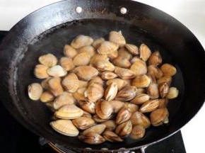 提前将蛤蜊浸泡一天，将蛤蜊中的细沙吐净