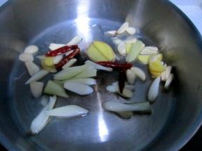 生姜切片，大蒜切片，葱切段，干辣椒备用
