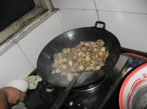 锅中加少许盐翻炒，待蛤蜊微微张嘴时倒入老抽和料酒，继续翻炒，锅中汤汁变浓稠，蛤蜊半张嘴时，倒入少许的蚝油和白糖，翻炒均匀