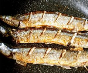 小火煎至双面金黄，撒上适量的盐可以出锅了