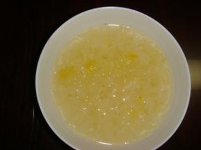 银耳泡发，去蒂洗净备用