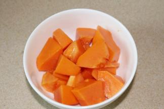 木瓜削皮去籽切块备用