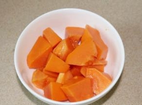 木瓜削皮去籽切块备用