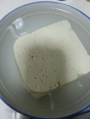 豆腐先用盐水泡一会，祛除豆腥味