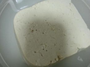 豆腐先用盐水泡一会，祛除豆腥味