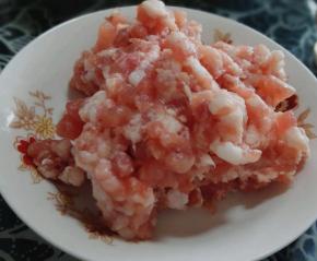 猪肉馅用少许的料酒腌制10分钟