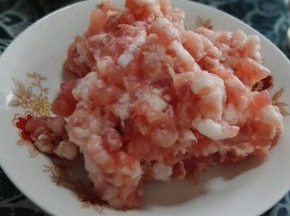 猪肉馅用少许的料酒腌制10分钟
