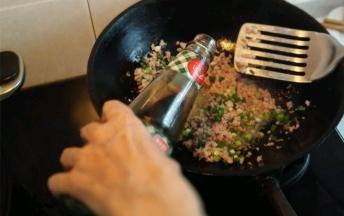 放入肉馅，倒入生抽和盐，翻炒至变色