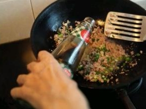 放入肉馅，倒入生抽和盐，翻炒至变色